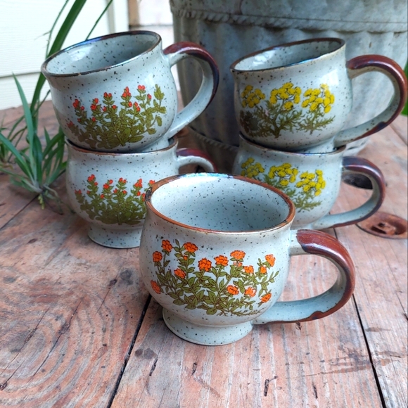 Vintage 5pc Floral Speckled Mugs